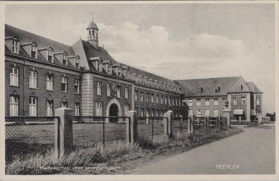 HEERLEN - Kweekschool voor vroedvrouwen