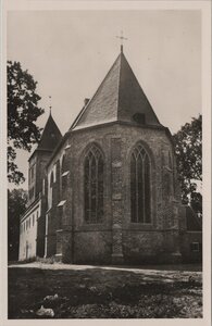 VRIES - De uit omstreeks 1100 daterende Ned. Herv. Kerk te Vries (Drenthe)
