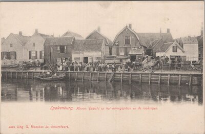 SPAKENBURG - Haven. Gezicht op het haringspitten en de rookerijen