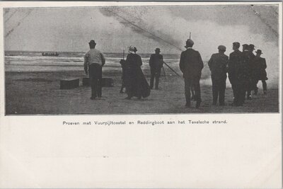 TEXEL - Proeven met Vuurpijltoestel en Reddingsboot aan het Texelsche strand