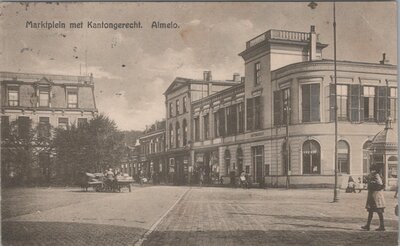 ALMELO - Marktplein met Kantongerecht