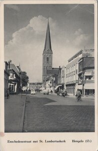 HENGELO - Enschedesestraat met St. Lambertuskerk