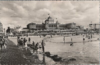 SCHEVENINGEN - Strandleven met Kurhaus