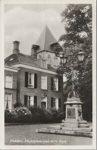 DELDEN - Marktplein met N.H. Kerk