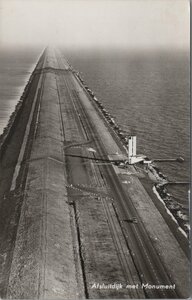 AFSLUITDIJK - Afsluitdijk met Monument