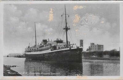 VELSEN - het M. S. Christiaan Huygens passeert