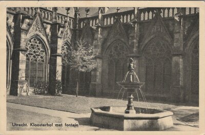 UTRECHT - Kloosterhof met fontein