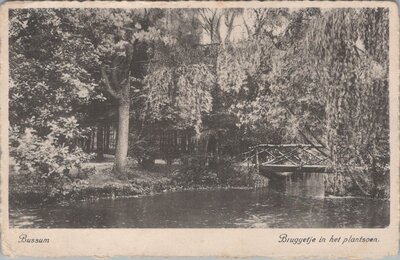 BUSSUM - Bruggetje in het plantsoen