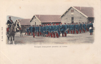 MILITAIR - Troupes francaises passées en revue