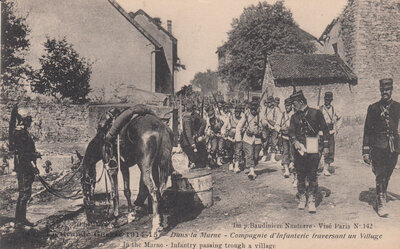 MILITAIR - 1914-1915 Dans la Marne - Compagnie d'Infanterie traversant un Village