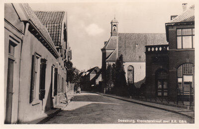 DOESBURG - Kloosterstraat met R.K. Kerk