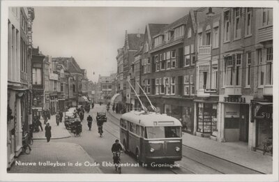 GRONINGEN - Nieuwe trolleybus in de Oude Ebbingestraat