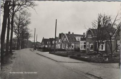 RODERWOLDE - Dorpsstraat