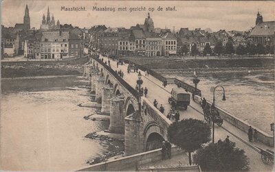 MAASTRICHT - Maasbrug met gezicht op de stad