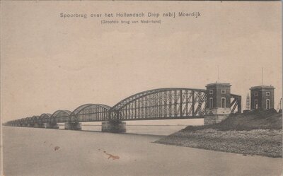MOERDIJK - Spoorbrug over het Hollandsch diep nabij Moerdijk