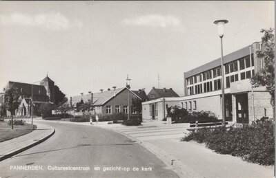 PANNERDEN - Cultureelcentrum en gezicht op de kerk