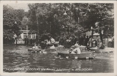 APELDOORN - Motorboot Scooters a/d Prinses Julianatoren