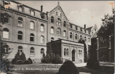 S HEERENBERG - Voorgevel St. Bonifaciushuis