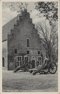 DOORWERTH - Kasteel Doorwerth. Binnenplaats met oude gevel