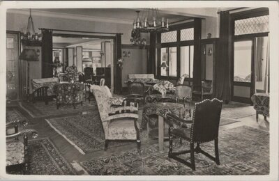 OOSTERBEEK - Hall en de in 1939-40 nieuw gebouwde lounge van het Hotel de Bilderberg