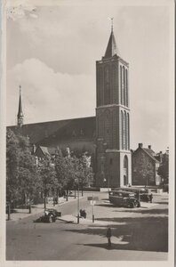 BUSSUM - Gezicht op de Brink en St. Vituskerk