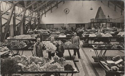 AALSMEER - Interieur van een zaal der veiling Bloemenlust