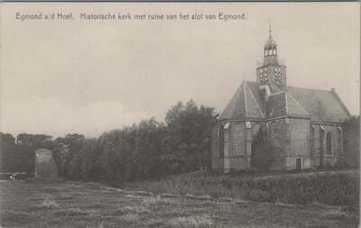 EGMOND A/D HOEF - Historische kerk met ruïne van het slot van Egmond