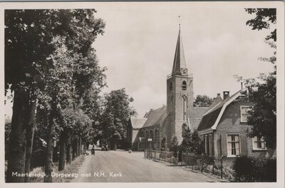 MAARTENSDIJK - Dorpsweg met N.H. Kerk