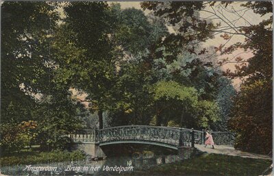 AMSTERDAM - Brug in het Vondelpark