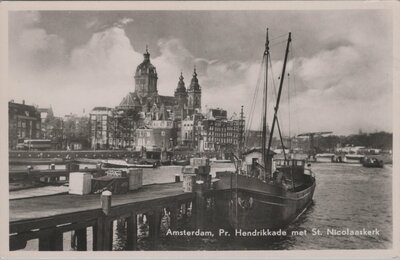 AMSTERDAM - Pr. Hendrikkade met St. Nicolaaskerk