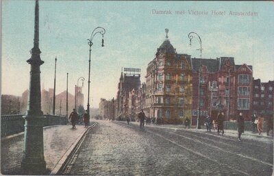 AMSTERDAM - Damrak met Victoria Hotel