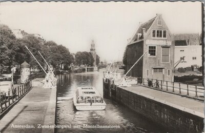 AMSTERDAM - Zwanenburgwal met Montelbaanstoren