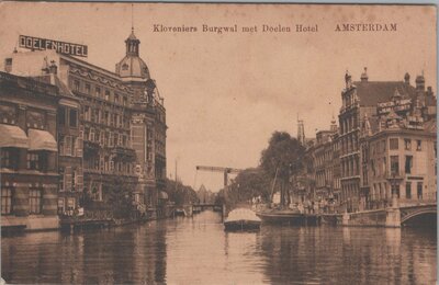 AMSTERDAM - Kloveniers Burgwal met Doelen Hotel
