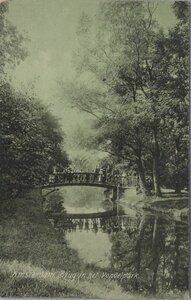 AMSTERDAM - Brug in het Vondelpark