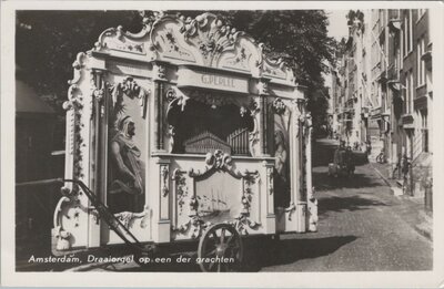AMSTERDAM - Draaiorgel op een der grachten