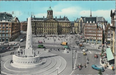 AMSTERDAM - Dam met Koninklijk Paleis en Nationaal Monument