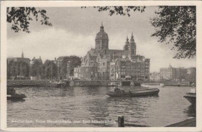 AMSTERDAM - Prins Hendrikkade met St. Nicolaaskerk