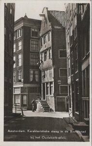AMSTERDAM - Karakteristieke steeg in de Binnenstad bij het Oudekerksplein