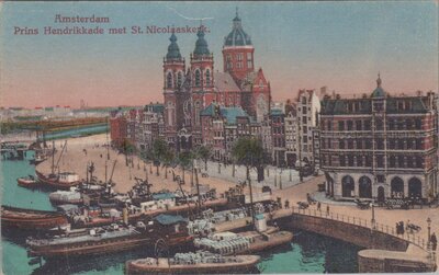 AMSTERDAM - Prins Hendrikkade met St. Nicolaaskerk