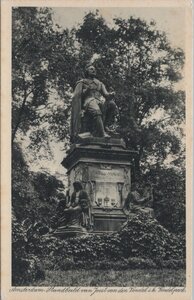 AMSTERDAM - Standbeeld Joost van den Vondel i.h. Vondelpark