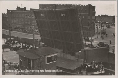 AMSTERDAM - Baarsjesweg met Ambachtschool