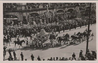 AMSTERDAM - De Gouden Koets op de rijtoer na de inhuldiging op het Leidscheplein 6 September 1948
