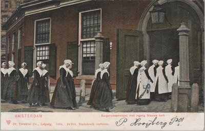 AMSTERDAM - Burgerweesmeisjes met Ingang Nieuwe kerk