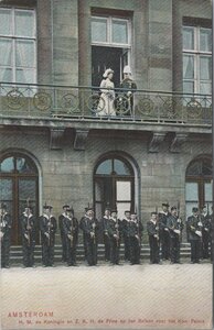 AMSTERDAM - H. M. de Koningin en Z. K. H. de Prins op het Balkon voor het Kon. Paleis
