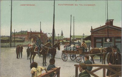 AMSTERDAM - Ruijterkade bij Tolhuisboot