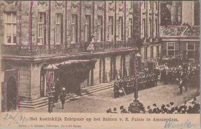AMSTERDAM - Het Koninklijk Echtpaar op het Balcon v. R. Paleis te Amsterdam