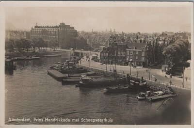 AMSTERDAM - Prins Hendrikkade met Scheepvaarthuis