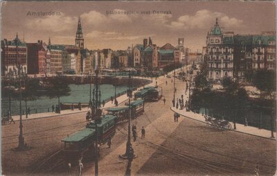 AMSTERDAM - Stationsplein met Damrak