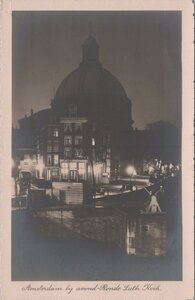 AMSTERDAM - bij avond Ronde Luth. Kerk