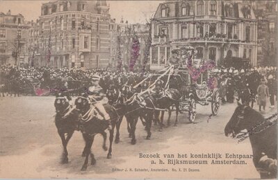 AMSTERDAM - Bezoek van het koninklijk Echtpaar a. h. Rijksmuseum